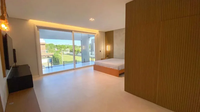 Imagem Casa com 4 suítes sendo 1 master e 4 vagas de garagem - Campeche em Florianópolis/SC
