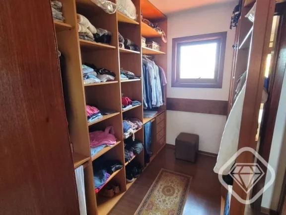 Imagem Casa tradicional, sólida e cheia de história - perfeita para morar!

A Brilhante Imóveis apresent...
