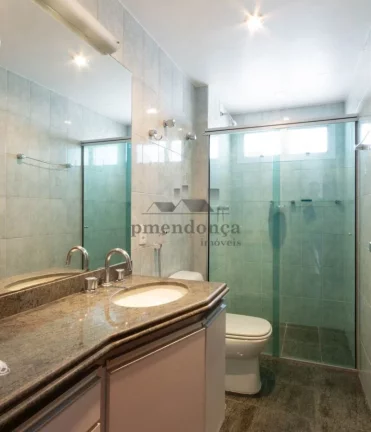 Imagem Belo apartamento com armários embutidos, arejado e iluminado. Amplo living para 02 ambientes, terra...
