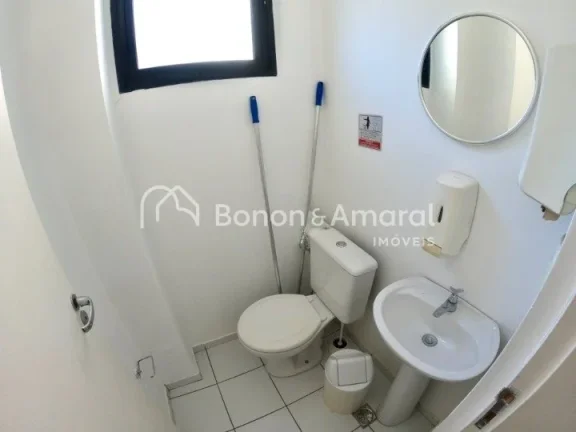 Imagem Sala comercial, com armários embutidos, frigobar, ar condicionado, microondas, banheiro e 1 vaga na...