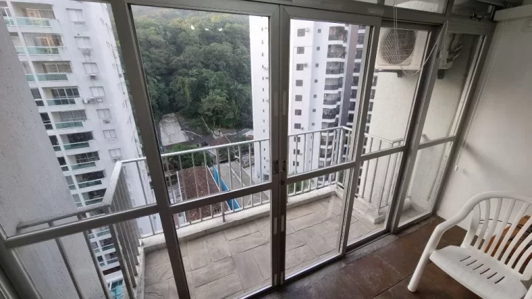 Imagem Praia das Pitangueiras - Prédio com lazer - Ótima localização.