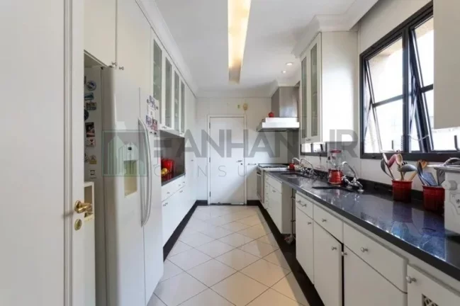 Imagem Venha se encantar com este espetacular apartamento localizado no coração do Jardim Europa, ao lado do Clube Pinheiros e do Shopping Iguatemi. Com 4