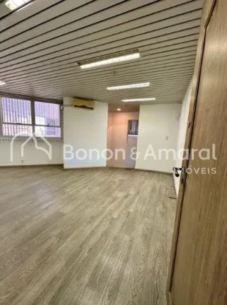 Imagem Com 50,00 m2 de área, esta sala conta com 2 banheiros, copa, ar condicionado proporcionando todo o ...