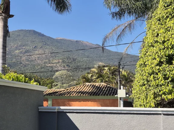 Casa térea à venda com 3 quartos, sendo 2 suítes, em Condomínio Flamboyant-B, Atibaia - SP