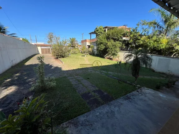 Imagem Casa ampla com 2 edículas e salão de festas perto da praia