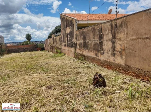 Imagem Terreno à Venda com 767 m2 no Bairro São Francisco na Rua José Oliva - Todo Murado