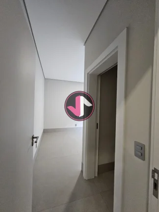 Imagem Venda Incrível em Cuiabá: Casa Neoclássica no Condomínio Villa Jardim Descubra o luxo e a elegâ...