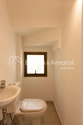 Imagem Com 81 m², o imóvel possui dois pavimentos: No pavimento inferior contém sala para dois ambientes...