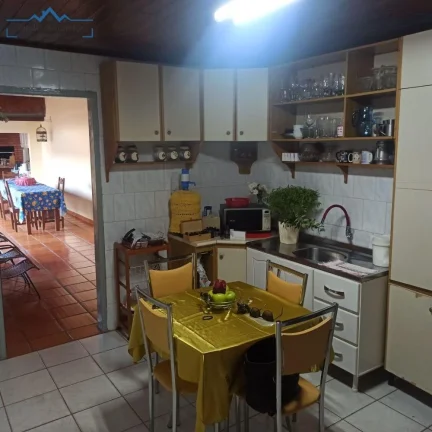 Imagem Casa de 4 quartos à venda em Foz do Iguaçu - Bairro Conjunto Libra: 3 banheiros, 2 vagas e 300m² de área!