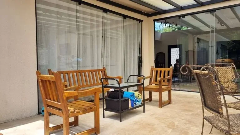 Imagem TÉRREA, 3 suítes, piscina, em rua fechada no Miolo da Granja!
