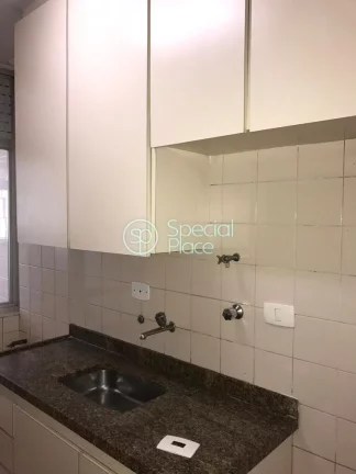 Imagem 56 metros 2 quartos Um deles possui armário embutido 2 banheiros Sacada Área de serviço Carpete d...