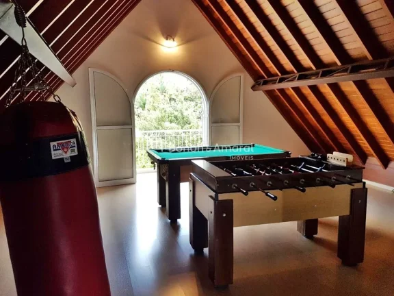Imagem Este charmoso sobrado está em uma localização privilegiada, com um quintal encantador, jardim exu...