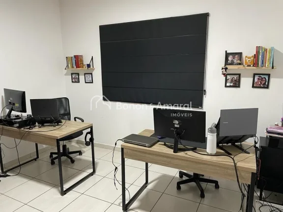 Imagem Linda casa com 3 quartos sendo 1 suíte com banheira de hidromassagem, armário embutido, sala de es...