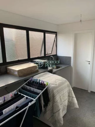 Imagem Oportunidade. Apartamento super espaçoso, com 220m2 de área útil, 4 dormitórios ( 3 suítes ) e ...