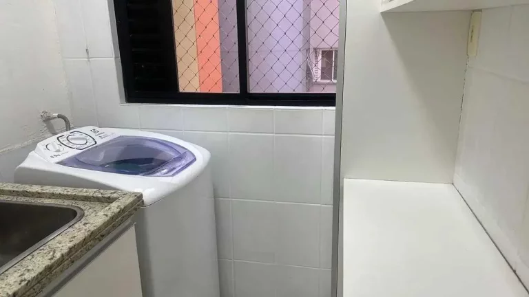 Imagem Apartamento mobiliado com 2 dormitórios sendo 1 suíte com sacada e 1 vaga de garagem