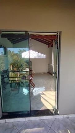 Imagem Linda casa com 03 suítes em terreno que dispõe de 2.131m² Condomínio Residencial Village da Serra!