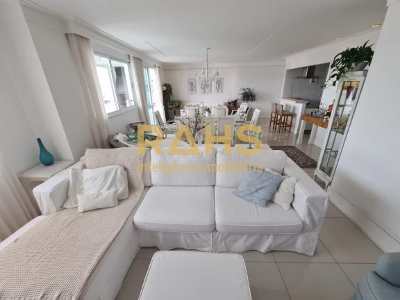 Apartamento em região Privilegiada, com sacada e vista livre para cidade. Possui 138m² de área pr...