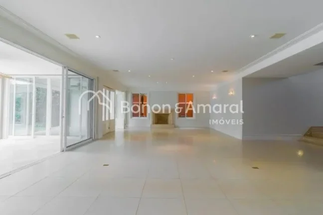 Imagem Sobrado amplo e luxuoso, com área construída de 835 m².

A residência possui no piso superior 4 ...