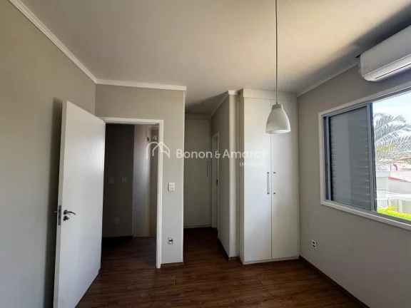Imagem Encante-se com esta charmosa casa à venda em um dos condomínios mais desejados do bairro! Com ambi...