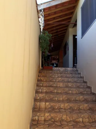 Imagem A casa tem uma garagem para dois carros, sendo um portão automático e o outro comum. Tem sala, coz...