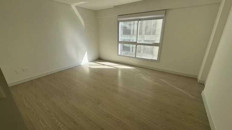 Imagem Apartamento com 4 suítes e 2 vagas de garagem no Centro em Itapema/SC