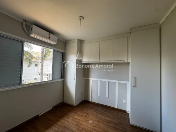 Imagem Encante-se com esta charmosa casa à venda em um dos condomínios mais desejados do bairro! Com ambi...