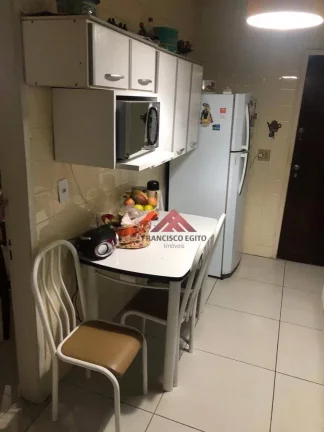 Imagem Amplo Apartamento na segunda quadra da Ary Parreiras,composto de ampla sala,dois quartos,cozinha,area de serviço externa e dependências completa,vaga