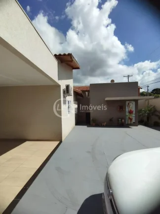 Imagem Casa à venda em Campo Grande-MS, bairro Panorama: 2 quartos, 1 suíte, 3 salas, 2 banheiros, 4 vagas de garagem, 266m².
