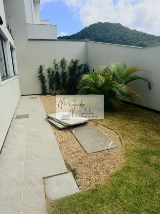 Imagem Casa Geminada à Venda em Forquilhas – São José | 4 Dormitórios | Terreno de 400 m²
