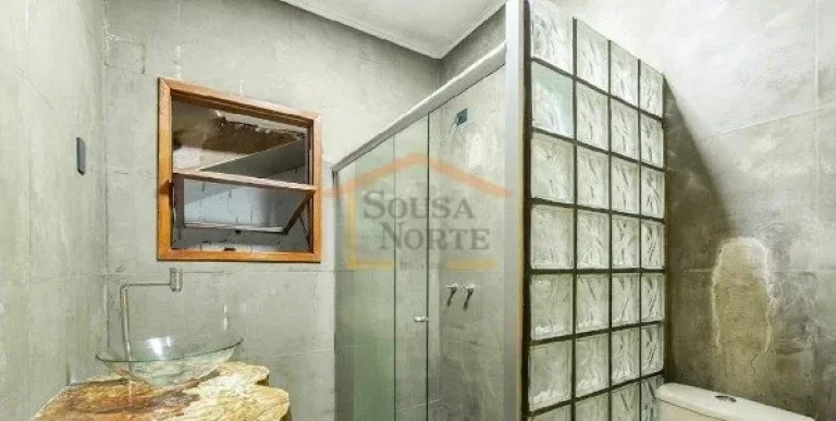 Imagem A casa é muito charmosa, muito iluminada com luz do sol natural e arborizada. Sala principal conta ...