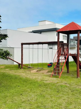 Imagem Casa alto padrão 3 dormitórios sendo 1 suíte e 2 demi-suítes e 2 vagas em Florianópolis/SC