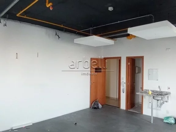 Imagem Sala comercial com 35 metros quadrados, 1 banheiro, sacada, piso elevado, 1 vaga de garagem. CondomÃ...