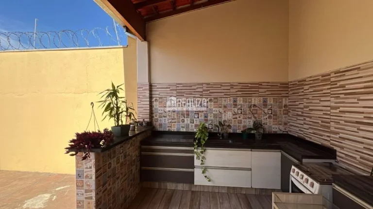 Imagem Casa à venda no bairro Jardim Espanha, Uberaba - 3 dormitórios, 2 banheiros e área de lazer!
