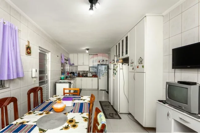 Imagem Casa bem localizada com 4 dormitórios, 2 vagas de garagem.