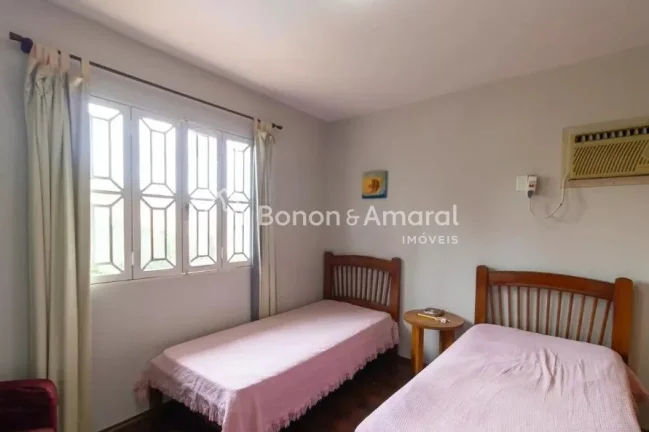 Imagem Casa espaçosa disponível para venda, com 5 quartos, incluindo 2 suítes, e 4 banheiros. O imóvel ...