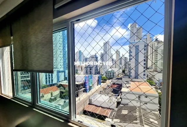 Imagem Apartamento à Venda com 03 Dormitórios sendo 01 Suíte com closet, sacada com churrasqueira a carvão Localizado no Centro de Balneário Camboriú - SC