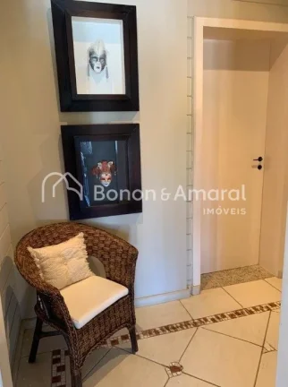 Imagem Esta encantadora residência de estilo provençal francês está situada no Condomínio Moinho dos V...