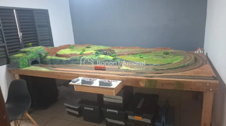 Imagem Com 266m² de área construída, este imóvel conta com uma série de características que vão te e...