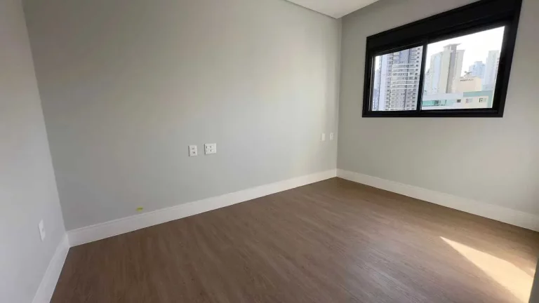 Imagem Apartamento de 3 suítes e 2 vagas de garagem no centro de Balneário Camboriú/SC