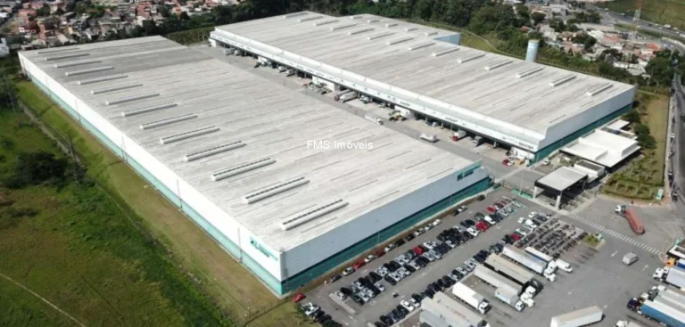 Imagem Galpão Industrial para Locação em Embu das Artes-SP: 2 Banheiros, 6 Vagas e 10.497,60m² de Área no Jardim Vista Alegre!