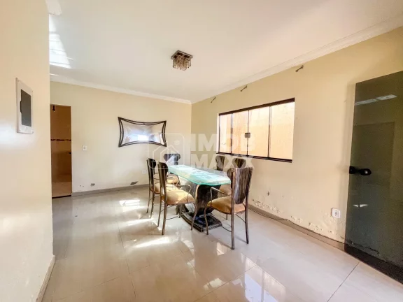 Imagem Descubra o conforto e a praticidade de viver em uma casa espaçosa à venda em Samambaia Sul, com 279m² de área útil. Este imóvel conta com 3 dormitórios, sendo 1 suíte, além de 3 banheiros, proporci