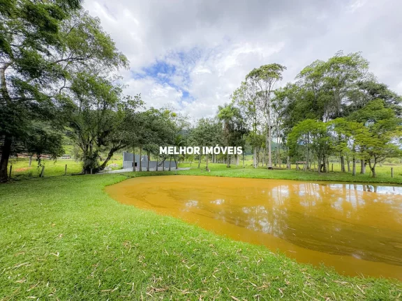 Imagem Sítio à venda em Camboriú-SC com 15.595m². Um verdadeiro paraíso com 6 lagoas, pomar e móveis rústicos.