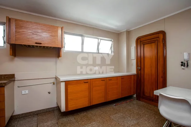 Imagem Lindo apartamento com 240m2, 3 dormitórios ( 1 suíte ) e 2 vagas na garagem. Apartamento impecáve...