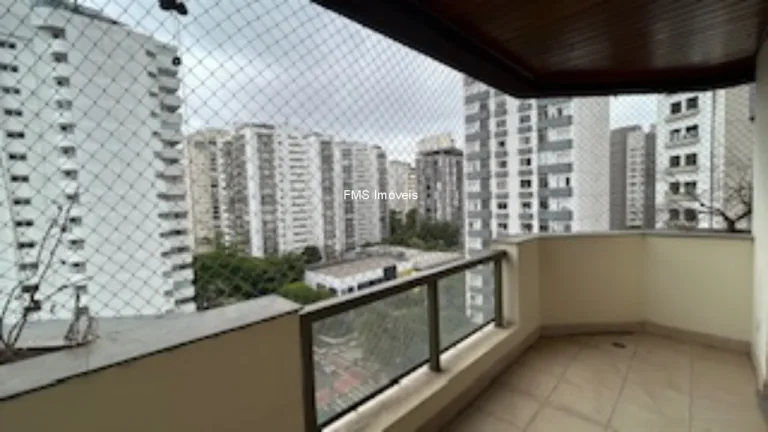 Imagem Imperdível oportunidade em Moema: Apartamento de 3 quartos com suíte, 131m² e 2 vagas de garagem à venda em São Paulo-SP!