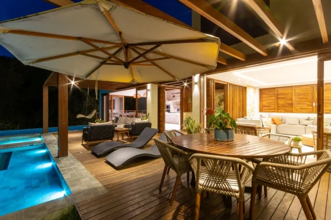 Imagem Casa alto padrão localizada em Praia do Forte condomínio com acesso ao mar Praia Bella.