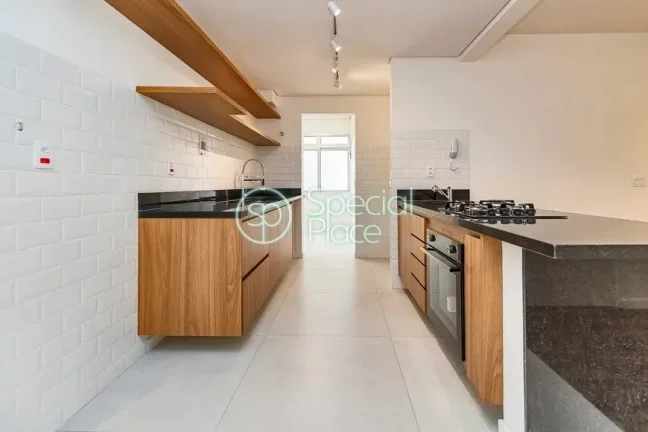 Imagem Apto com 129,23m² no Itaim Bibi Sala ampla para 2 ambientes com cozinha integrada e armários plane...