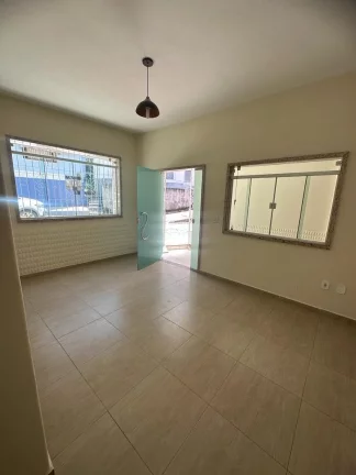 Imagem Casa linear no primeiro pavimento composta de 3 quartos sendo uma suíte reformada piso em porcelanato em excelente localização no centro de Alegre ES.
