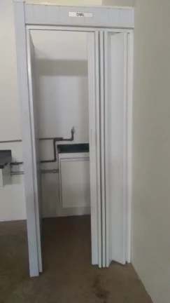 Imagem Barracão com excelente localização com portão de aço, escritório com escada, 2 sanitários, co...