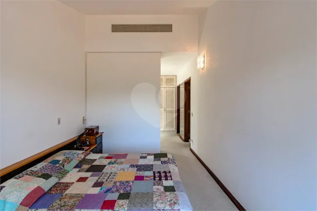 Imagem Casa à venda com 4 quartos, sendo 1 suíte, em Morumbi, São Paulo - SP