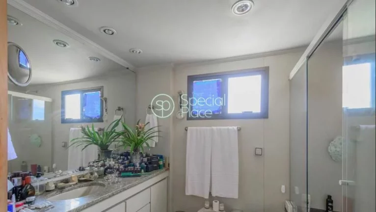 Imagem Cobertura super espaçosa com 432m2, 5 dormitórios ( 2 suítes ) e 4 vagas na garagem. No primeiro ...